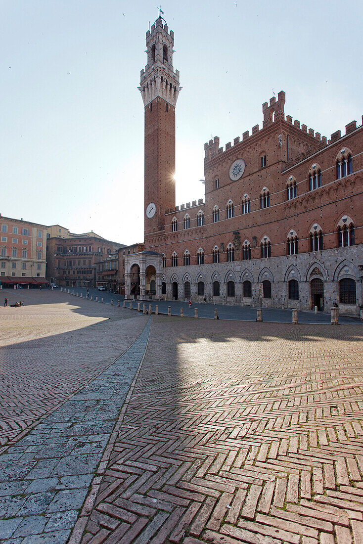 Piazza del Campo Platz mit Torre del Mangia Glockenturm und Palazzo Pubblico Rathaus, Siena, UNESCO Weltkulturerbe, Toskana, Italien, Europa