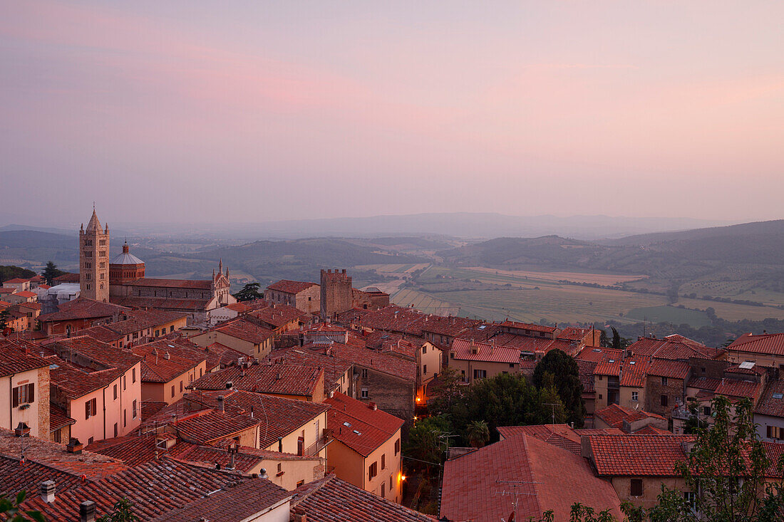 Stadtansicht von Massa Marittima mit Cattedrale di San Cerbone, Kathedrale, Massa Marittima, Provinz Grosseto, Toskana, Italien, Europa