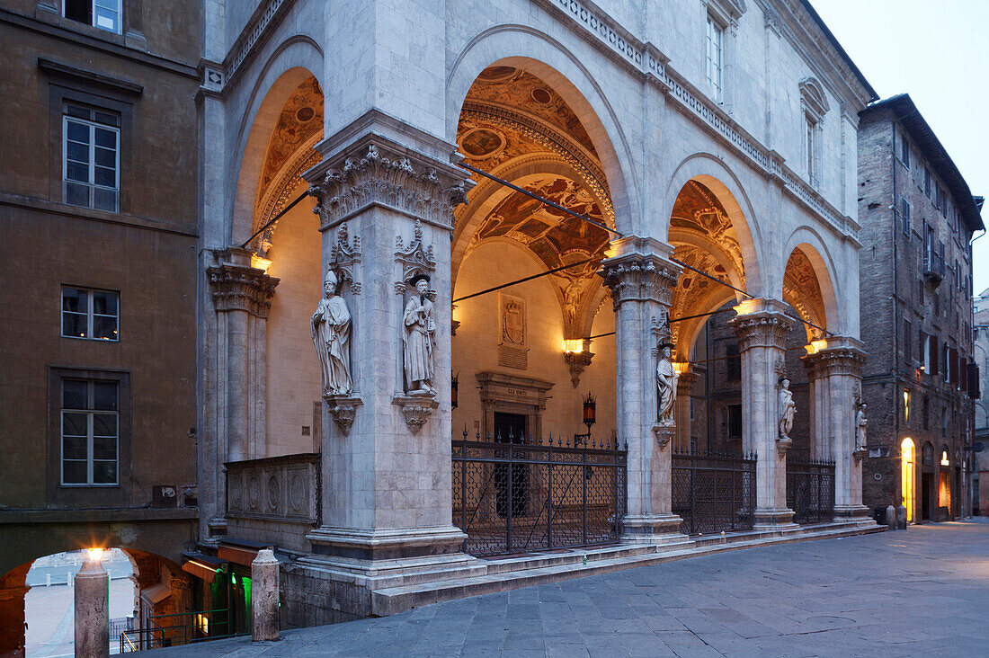 Loggia dei Mercanti, passage to Piazza del Campo, Siena, UNESCO World Heritage Site, Tuscany, Italy, Europe