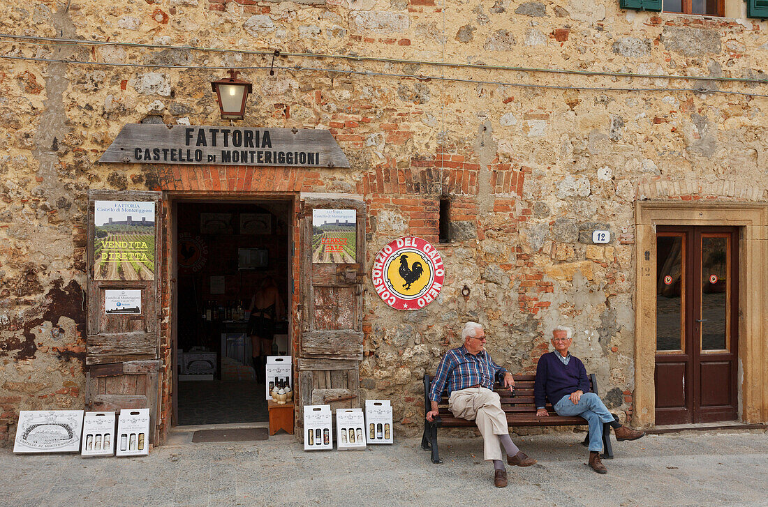 Weinladen auf dem Dorfplatz, Platz, Monteriggioni, Provinz Siena, Toskana, Italien, Europa