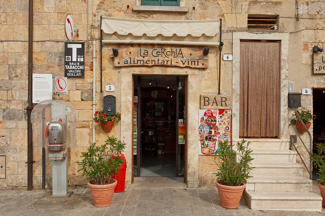 Bar and shop on the village square, Monteriggioni, province of Siena, Tuscany, Italy, Europe
