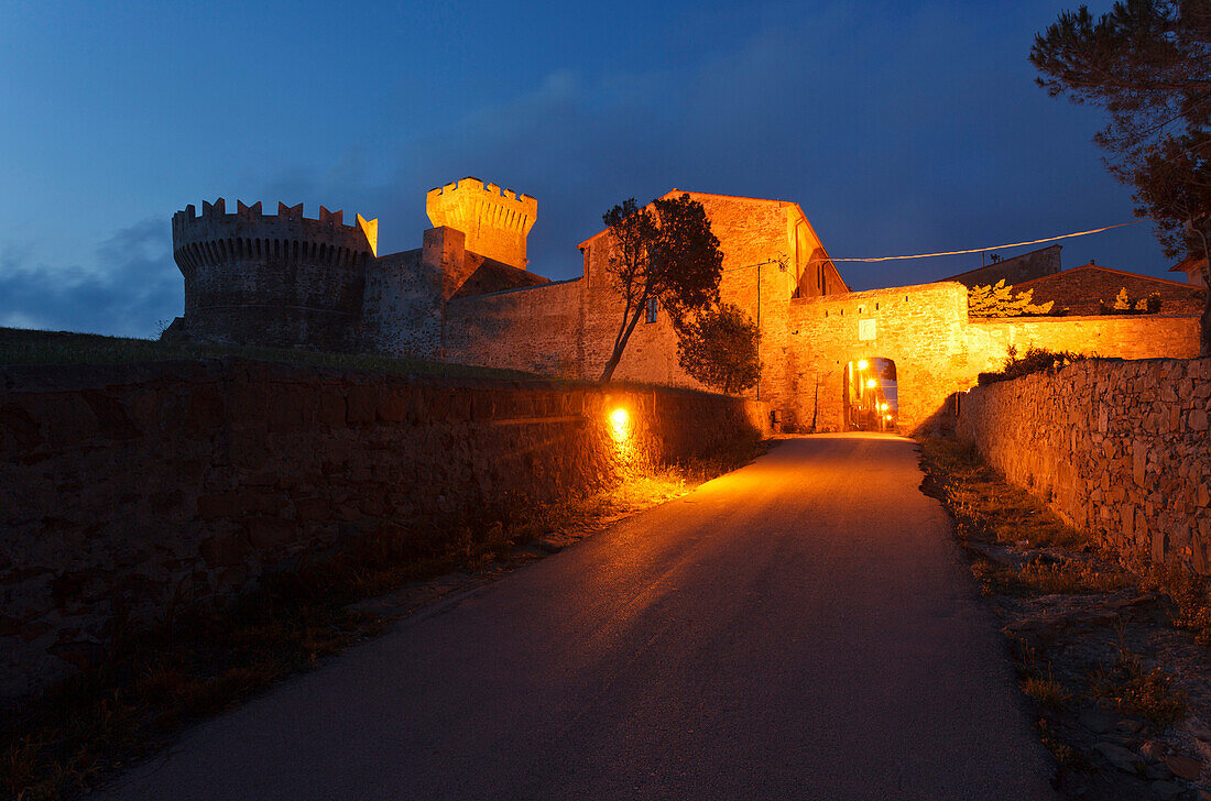 Festungsanlage bei Nacht, Populonia Alta, Provinz Livorno, Toskana, Italien, Europa