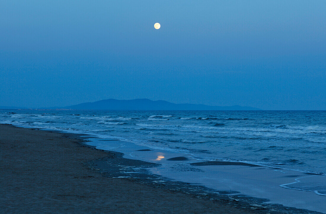 Mondaufgang am Strand, Mond, Blick auf Monti dell´Uciellina von Castiglione della Pescaia, Mittelmeer, Provinz Grosseto, Toskana, Italien, Europa