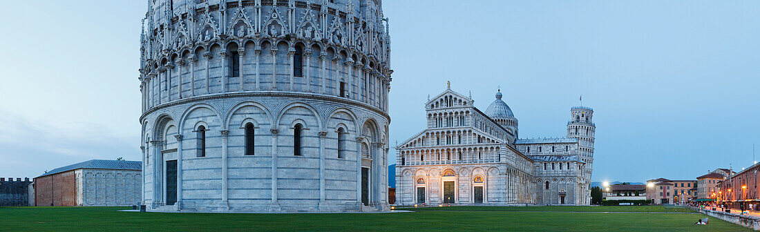 Battistero, Baptistry, Duomo, cathedral, campanile, bell tower, Torre pendente, leaning tower on Piazza dei Miracoli, square of miracles and Piazza del Duomo, Cathedral Square, UNESCO World Heritage Site, Pisa, Tuscany, Italy, Europe