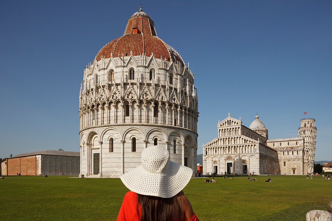 Woman admiring the Battistero, Baptistry, Duomo, cathedral, campanile, bell tower, Torre pendente, leaning tower, Piazza dei Miracoli, square of miracles, Piazza del Duomo, Cathedral Square, UNESCO World Heritage Site, Pisa, Tuscany, Italy, Europe
