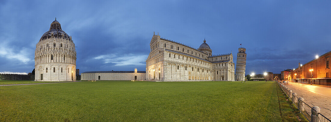 Battistero, Baptistry, Duomo, cathedral and campanile, bell tower, Torre pendente, leaning tower at night, Piazza dei Miracoli, square of miracles, Piazza del Duomo, Cathedral Square, UNESCO World Heritage Site, Pisa, Tuscany, Italy, Europe