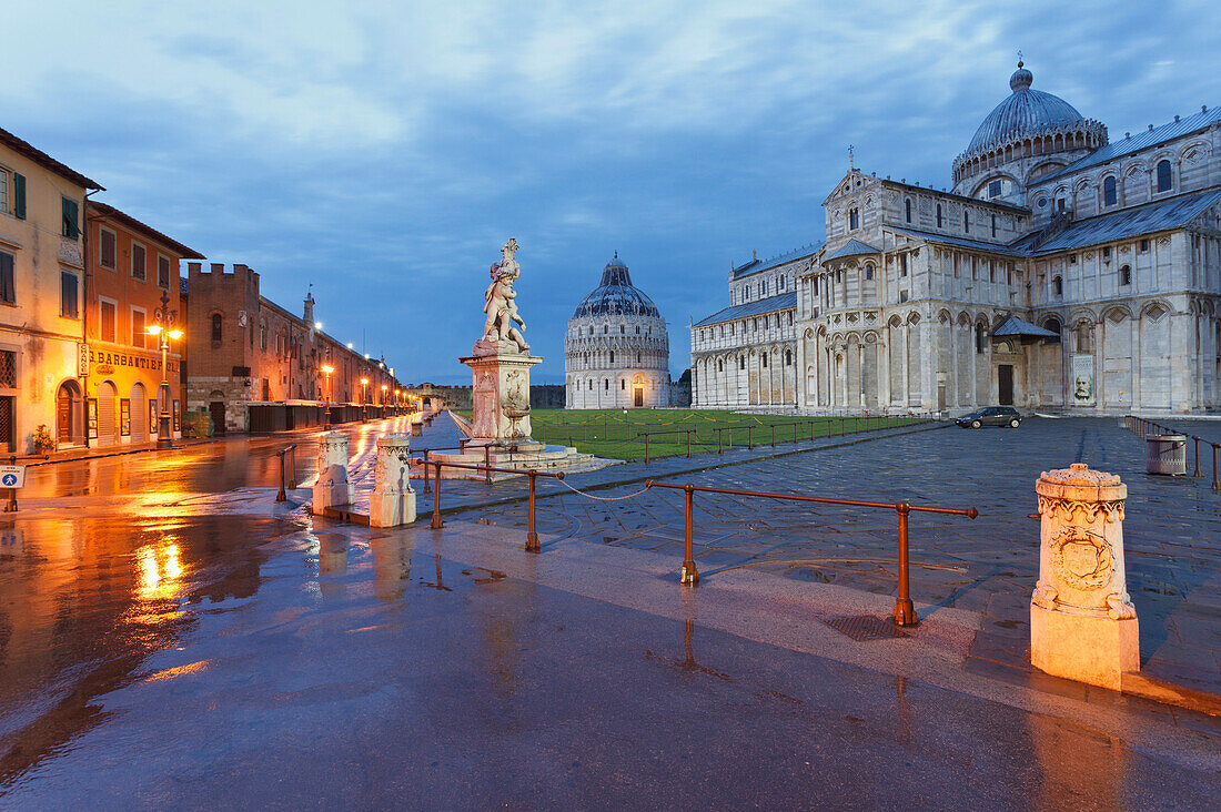 La fontana dei putti, Battistero, Baptistry, Duomo, cathedral and campanile, bell tower in the evening light, Torre pendente, leaning tower, Piazza dei Miracoli, square of miracles, Piazza del Duomo, Cathedral Square, UNESCO World Heritage Site, Pisa, Tus