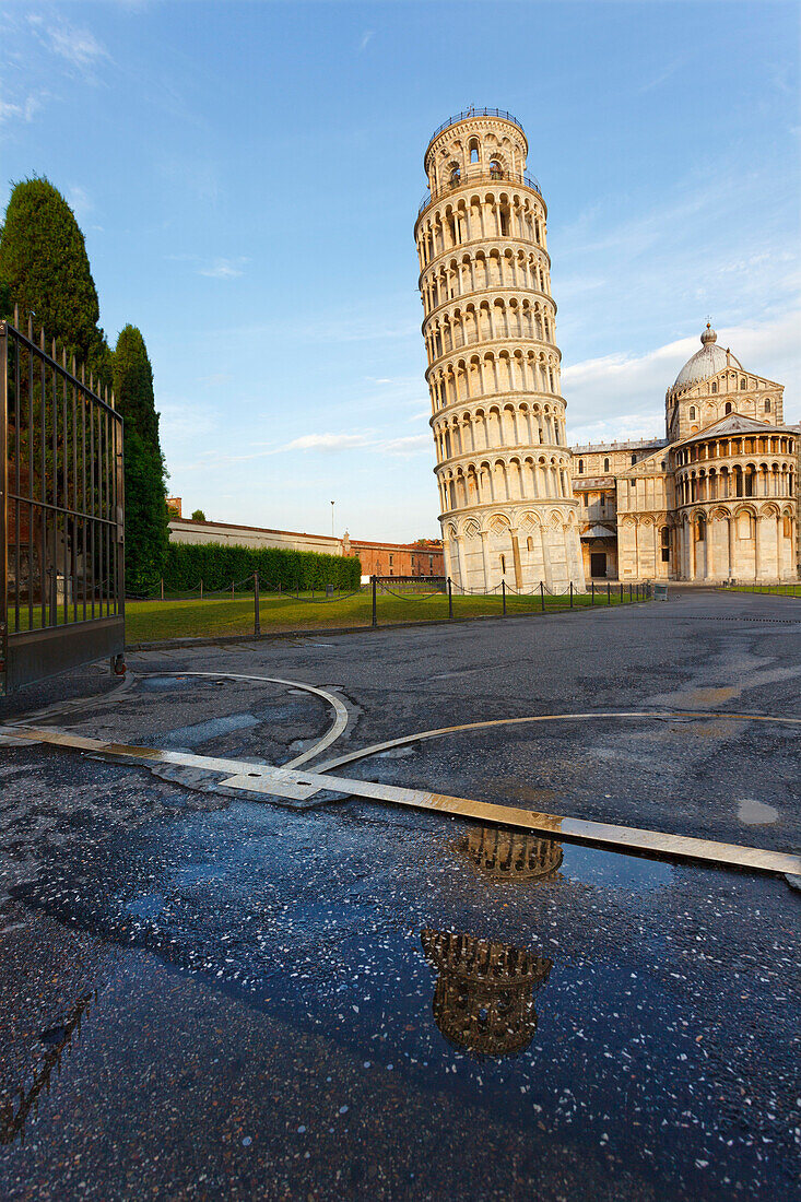 Duomo, cathedral, campanile, bell tower, Torre pendente, leaning tower, Piazza dei Miracoli, square of miracles, Piazza del Duomo, Cathedral Square, UNESCO World Heritage Site, Pisa, Tuscany, Italy, Europe