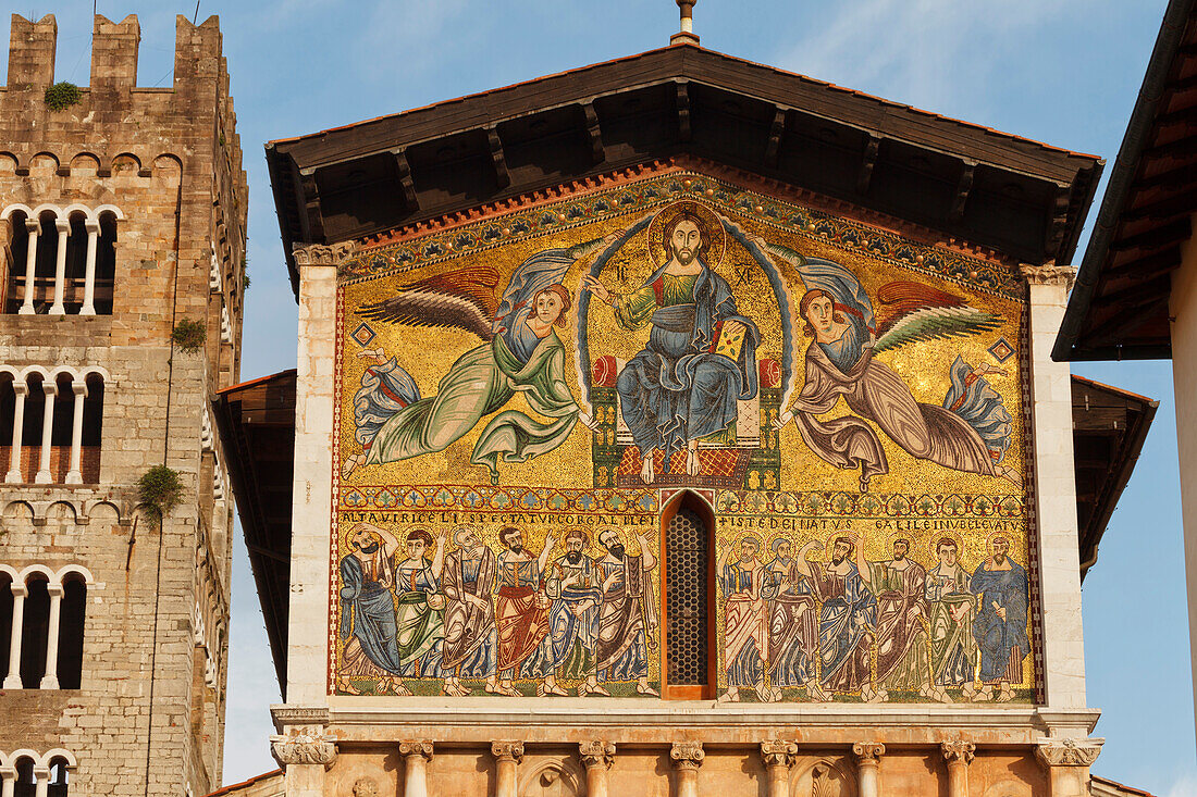 Monumantal golden mosaic of Christ with apostles and angels, Basilica di San Frediano, romanesque church, historic centre of Lucca, UNESCO World Heritage Site, Lucca, Tuscany, Italy, Europe