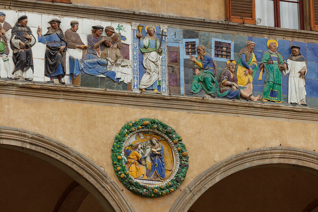 Vorhalle mit Keramikbildfriesen, Detail des Keramik-Frieses, Rundbild von Giovanni della Robbia, Relief, Ospedale del Ceppo, hospital, 13. Jahrhundert, Pistoia, Toskana, Italien, Europa