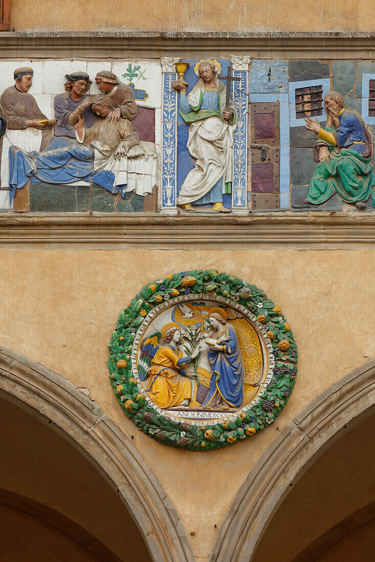 Medieval hospital, detail of the ceramic glaze frieze, tondoe by Giovanni della Robbia, relief, Ospedale del Ceppo, hospital, 13th. century, Pistoia, Tuscany, Italy, Europe