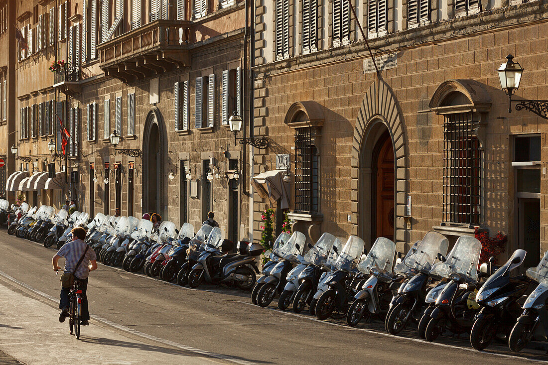 Motorräder und Fahrradfahrer bei der Ponte Vecchio, Arno Uferstrasse, Altstadt von Florenz, UNESCO Weltkulturerbe, Firenze, Florenz, Toskana, Italien, Europa