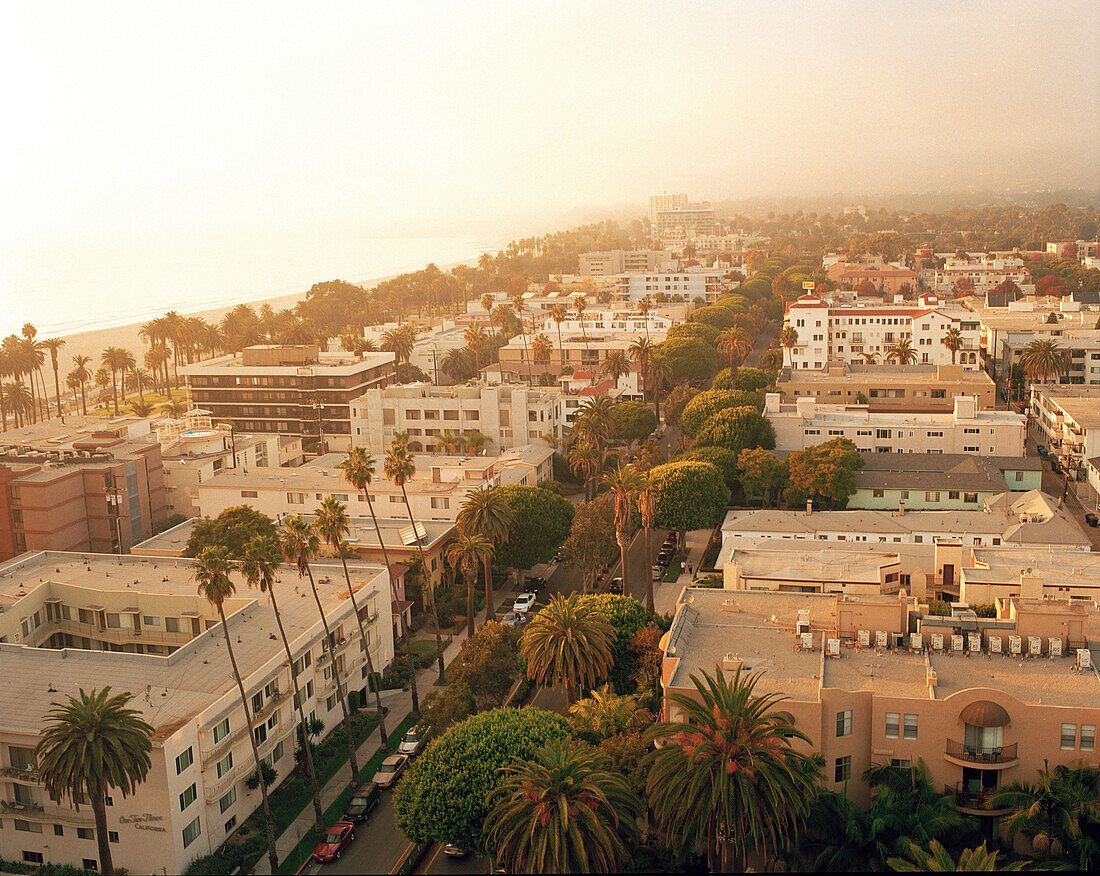 USA, California, the sun begins to break through the fog in Santa Monica+