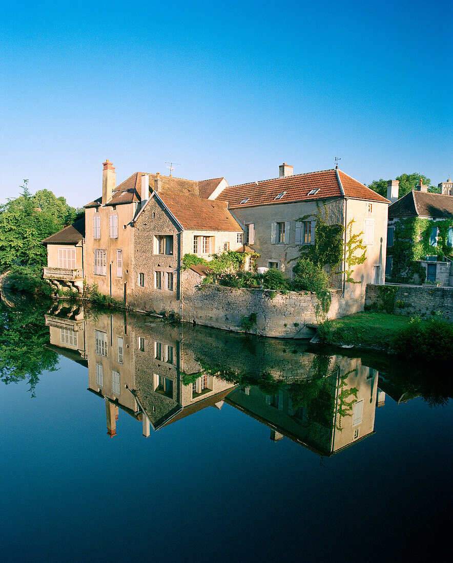 France, Burgundy, building reflecting on lake, Noyers