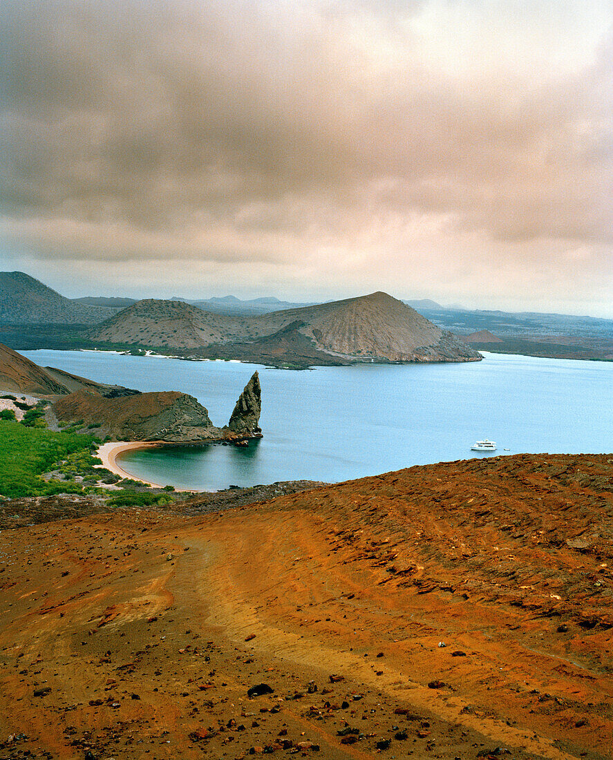 ECUADOR, Galapagos Islands, Bartolome Island and the Pacific from the lookout