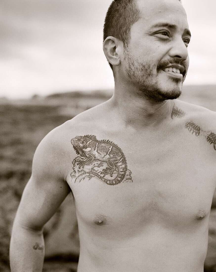 USA, Hawaii, smiling fisherman at the Puna Lu'u Beach, The Big Island