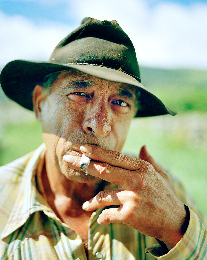 USA, Hawaii, close-up of a hawaiian cowboy smoking, Parker Ranch