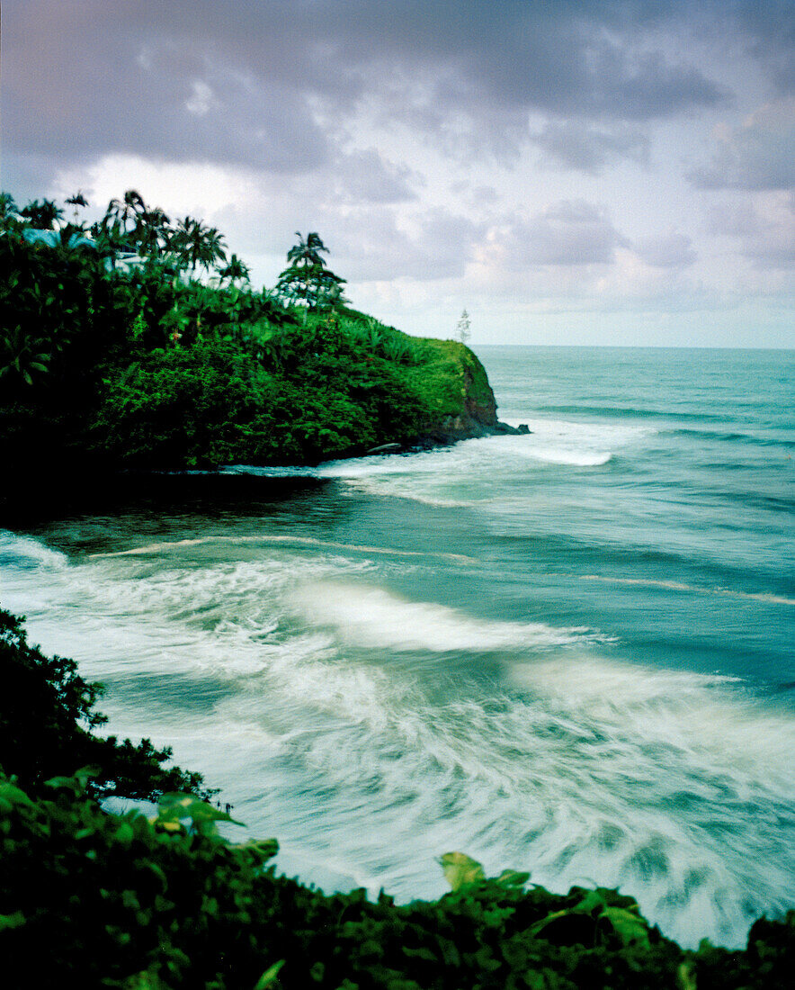 USA, Hawaii, seascape against cloudy sky, Honoli'i Beach