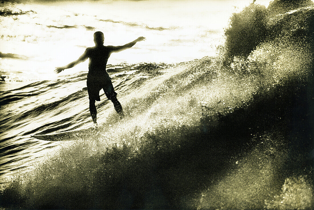 USA, Hawaii, silhouette of a man surfing, The North Shore, Oahu