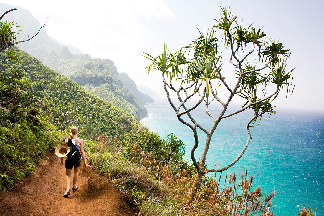 USA, Hawaii, Kauai, woman going for a hike along the scenic Napali Coast