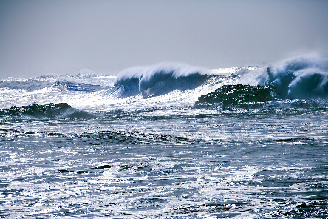 USA, Hawaii, Oahu, breaking waves in ocean at Waimea Bay, North Shore