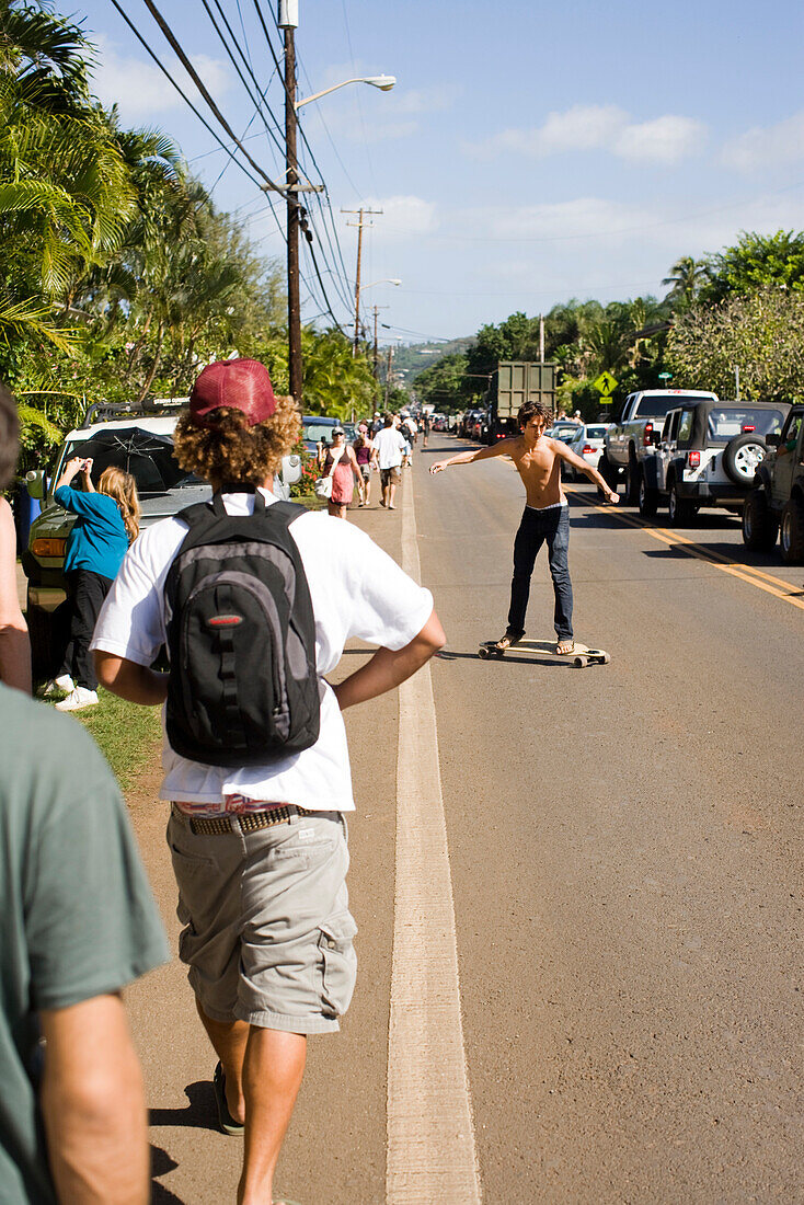 USA, Hawaii, The North Shore, people and cars try to get to Waimea Bay to watch the Eddie Aikau surf competition, Oahu