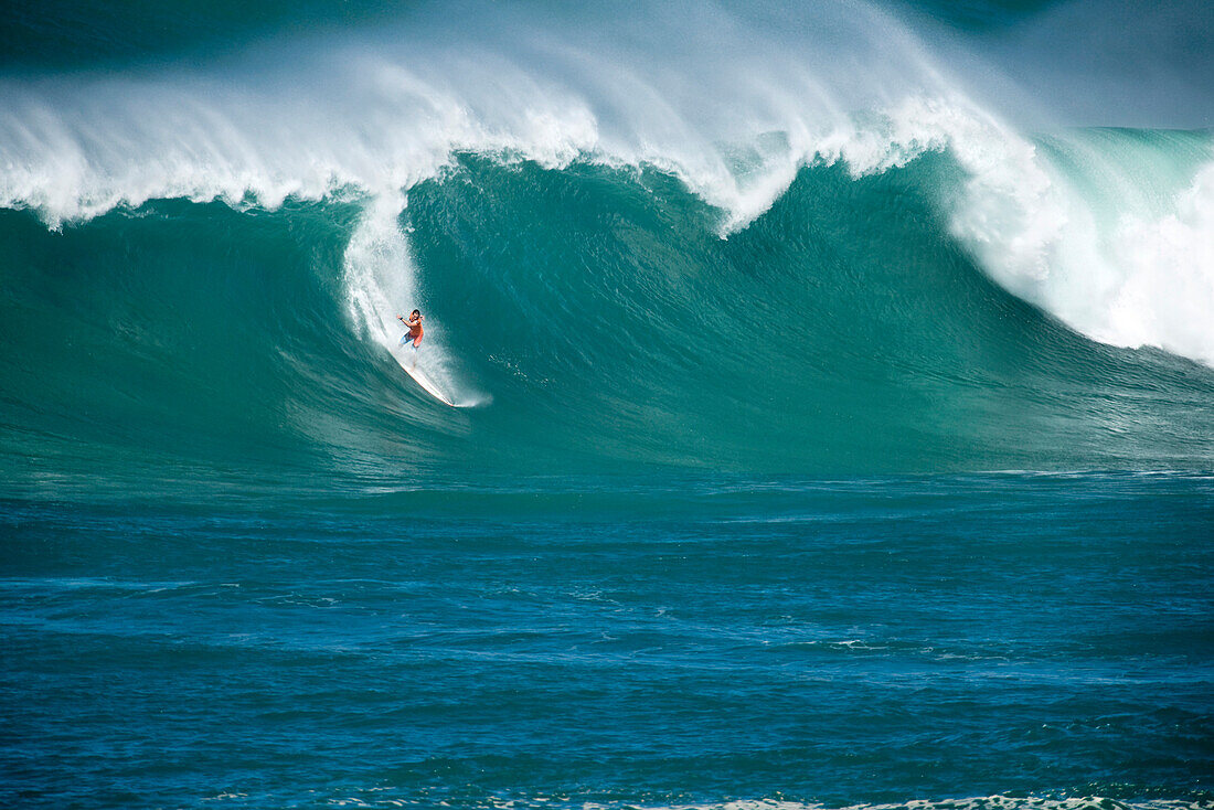 USA, Hawaii, surfer before wipeout on a wave at Waimea bay, the North Shore Oahu