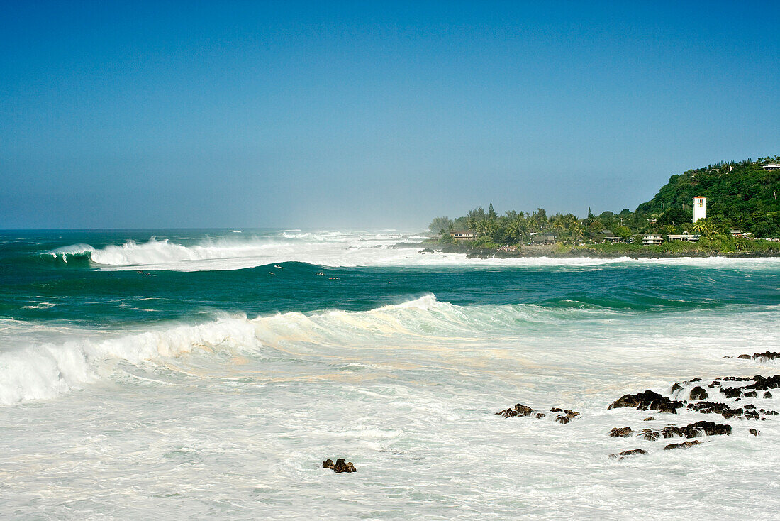 USA, Hawaii, waves in the ocean against clear blue sky at Waimea bay