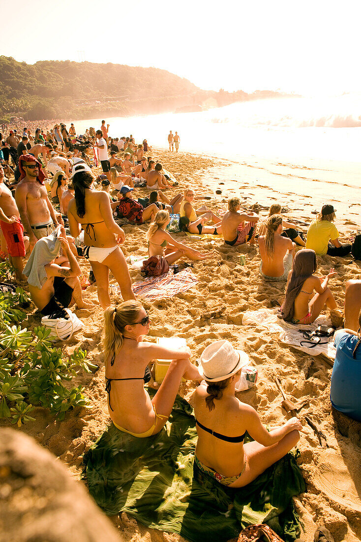 USA, Hawaii, Oahu, large crowd of people watch the Eddie Aikau surfing competition at Waimea Bay