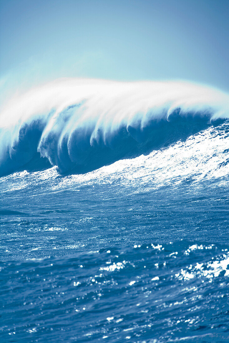 USA, Hawaii, large ocean wave at Waimea bay, the North Shore of Oahu