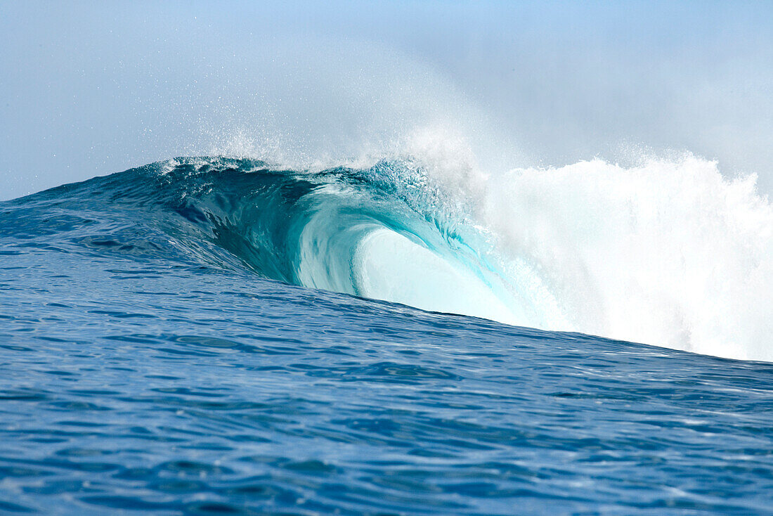INDONESIA, Mentawai Islands, Kandui Surf Resort, wave breaking in the Indian Ocean, Bankvaults