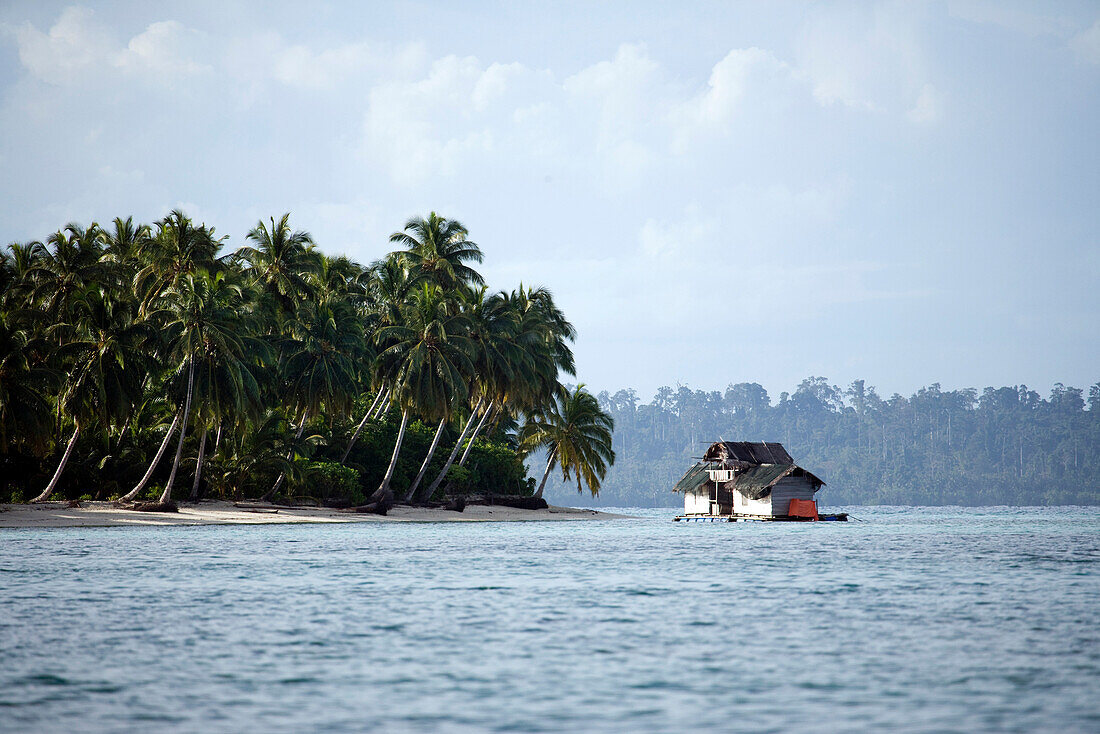 INDONESIA, Mentawai Islands, floating house