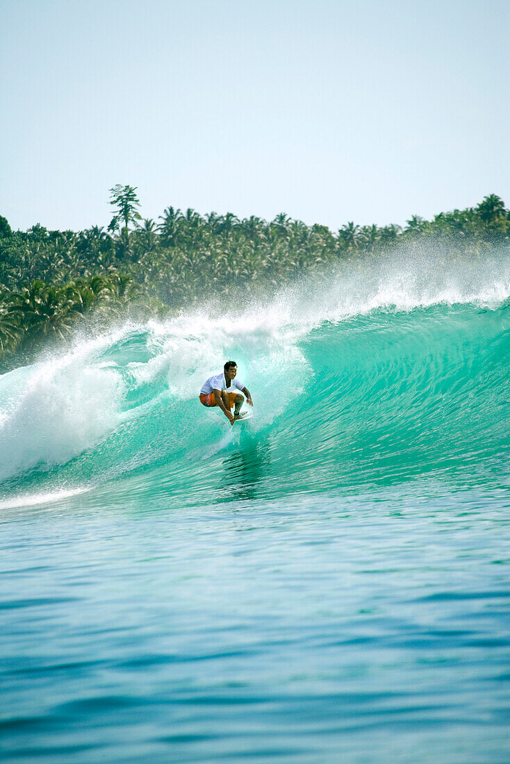 INDONESIA, Mentawai Islands, Kandui Resort, surfer on a wave called E-Bay