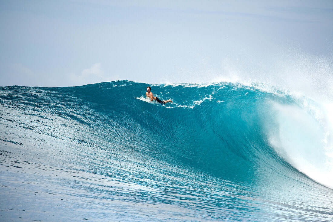INDONESIA, Mentawai Islands, Kandui Resort, a man avoiding a wave, Bankvaults