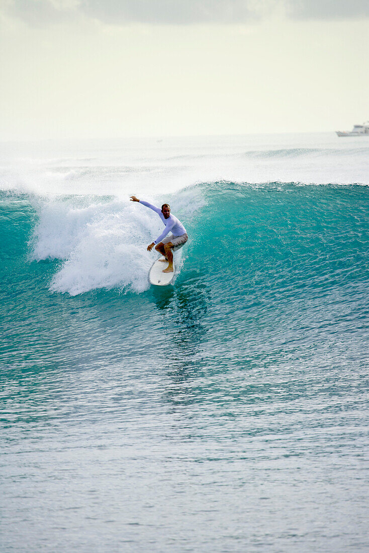 INDONESIA, Mentawai Islands, Kandui Resort, man surfing a wave called Beng Beng