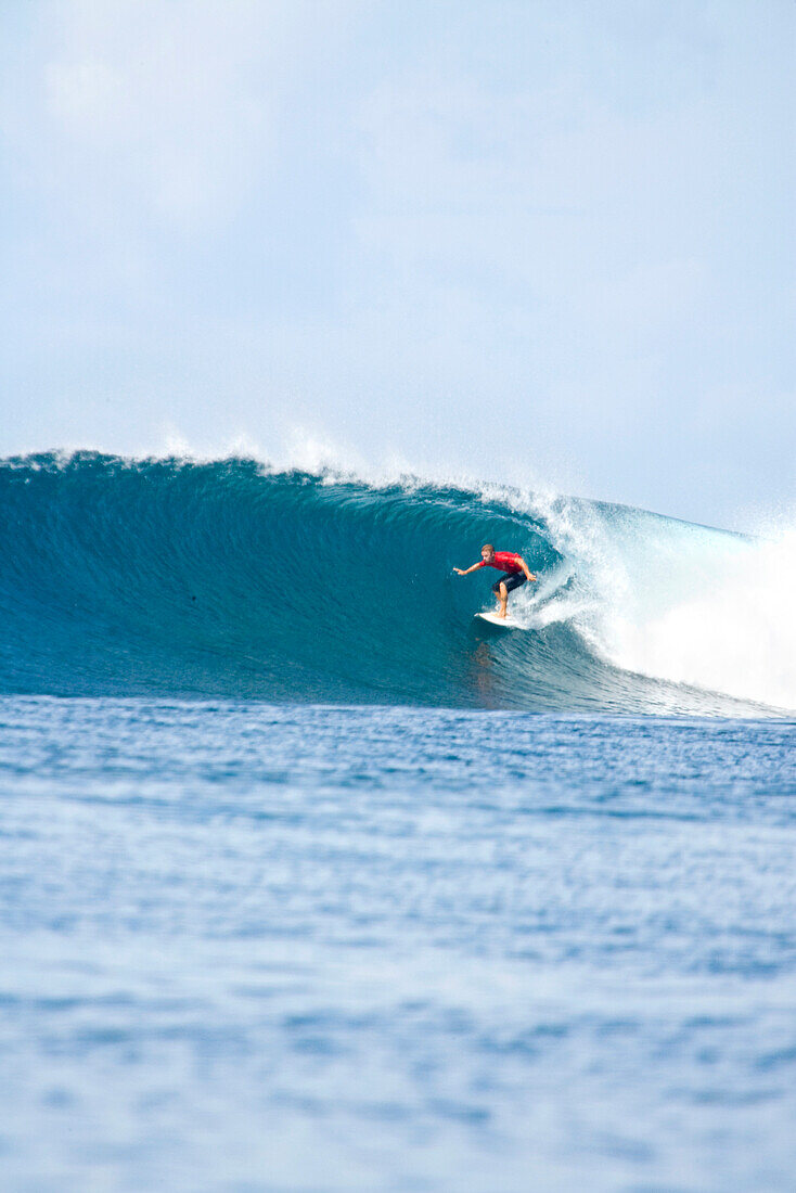INDONESIA, Mentawai Islands, Kandui Resort, surfer on a wave at Bankvaults