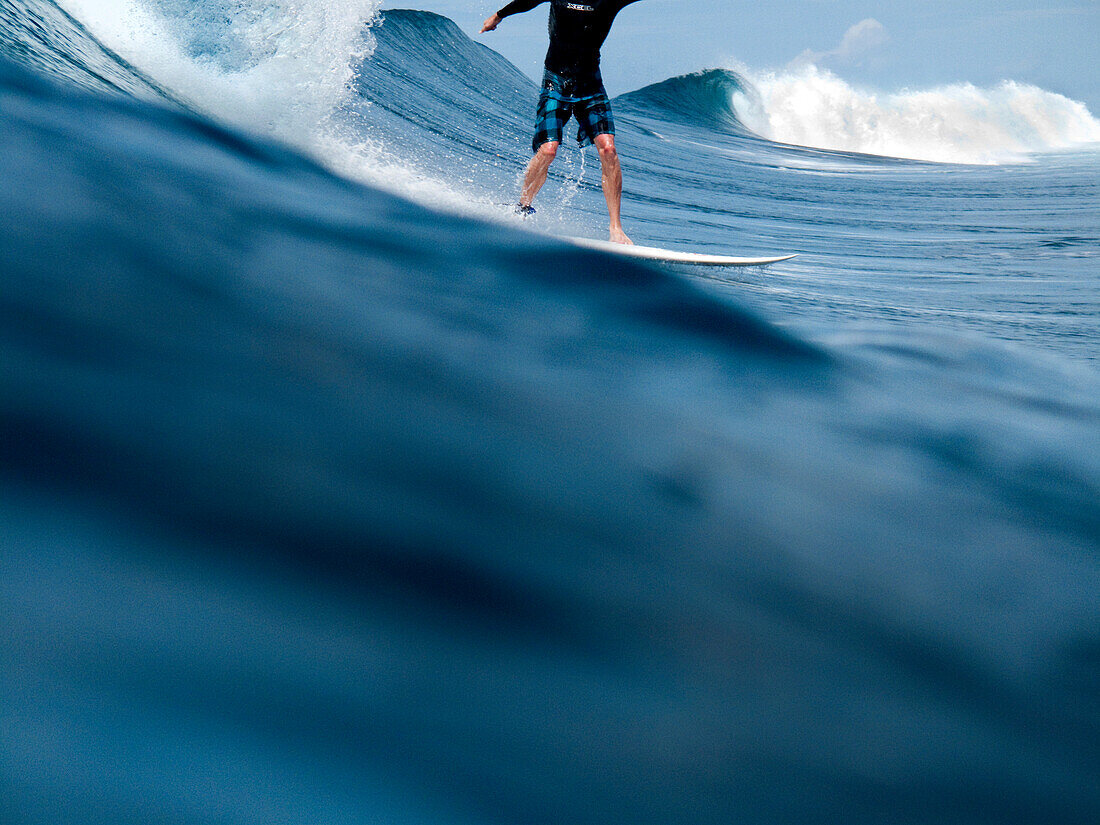 INDONESIA, Mentawai Islands, Kandui Resort, surfing a wave at Bankvaults