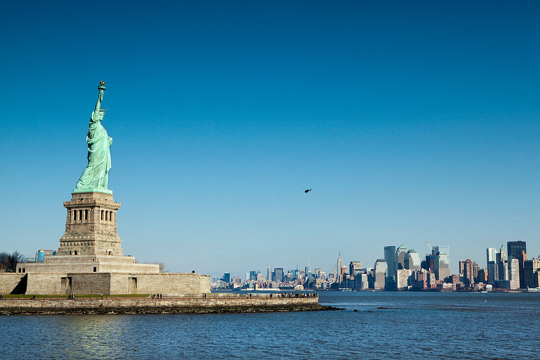 USA, New York, the Statue of Liberty with New York City in the distance