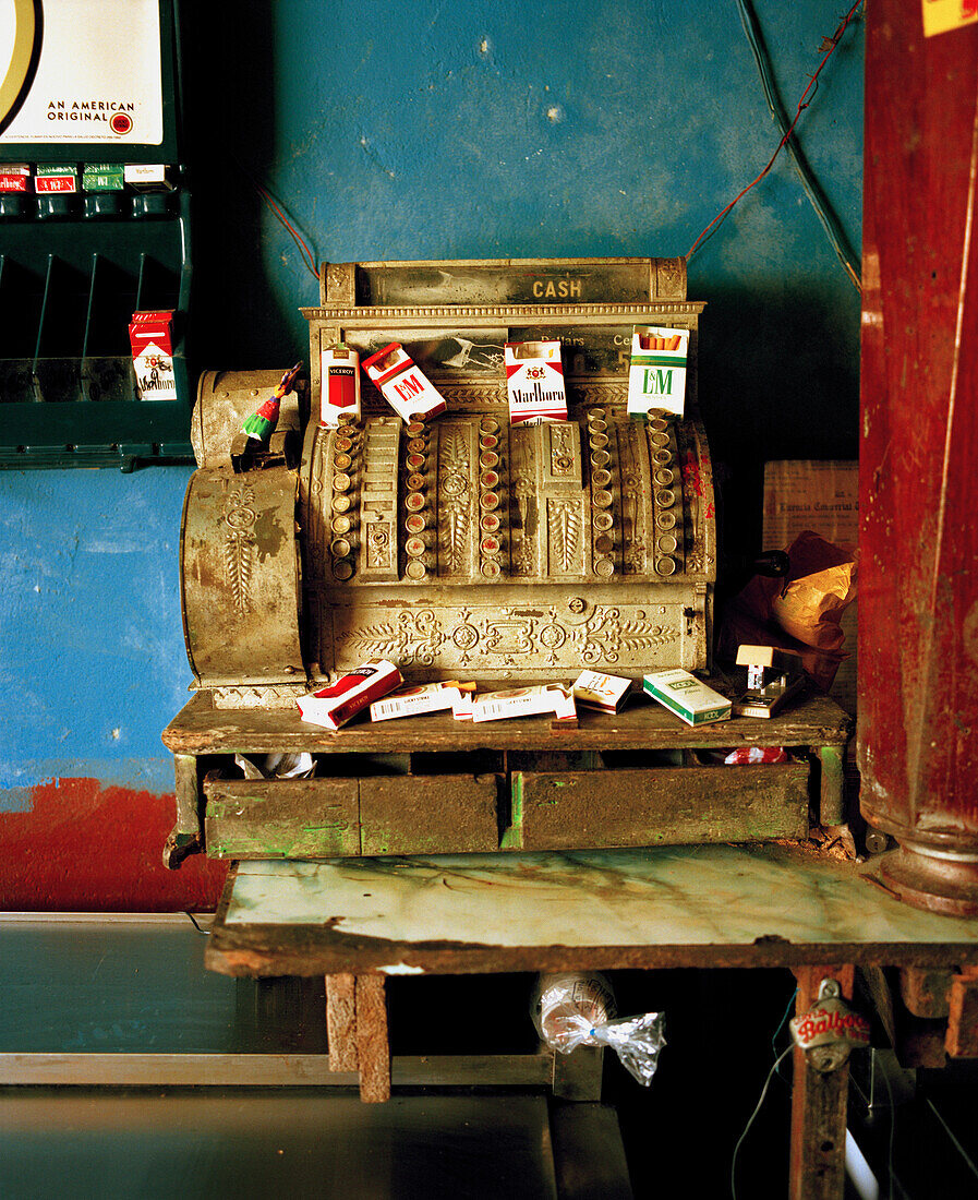 PANAMA, old cash register with cigarette boxes, Portobello