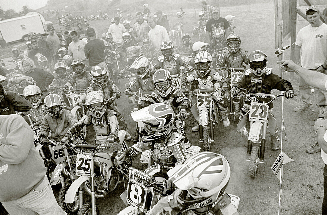 USA, Tennessee, the starting line of a kids motorcross race (B&W)