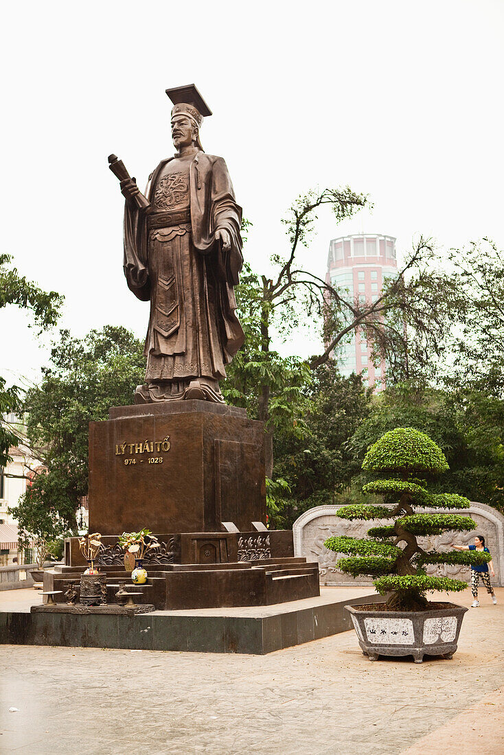 VIETNAM, Hanoi, a statue of Ly Thai To, the first emperor of the Vietnam Dynasty located at Indira Gandhi Park