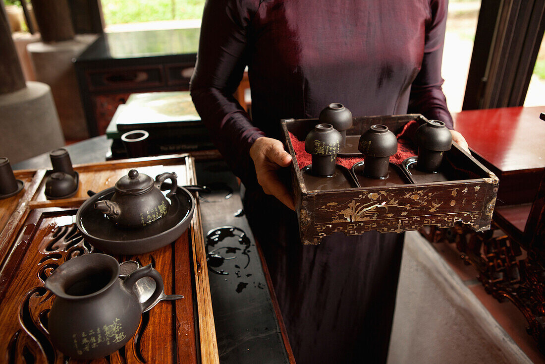 VIETNAM, Hue, Ms. Boi Tran performing a tea ceremony and ritual at her home