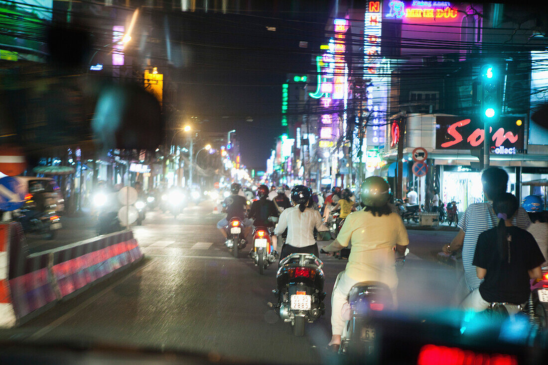 VIETNAM, Saigon, Ho Chi Minh City, mopeds speed through the city at night
