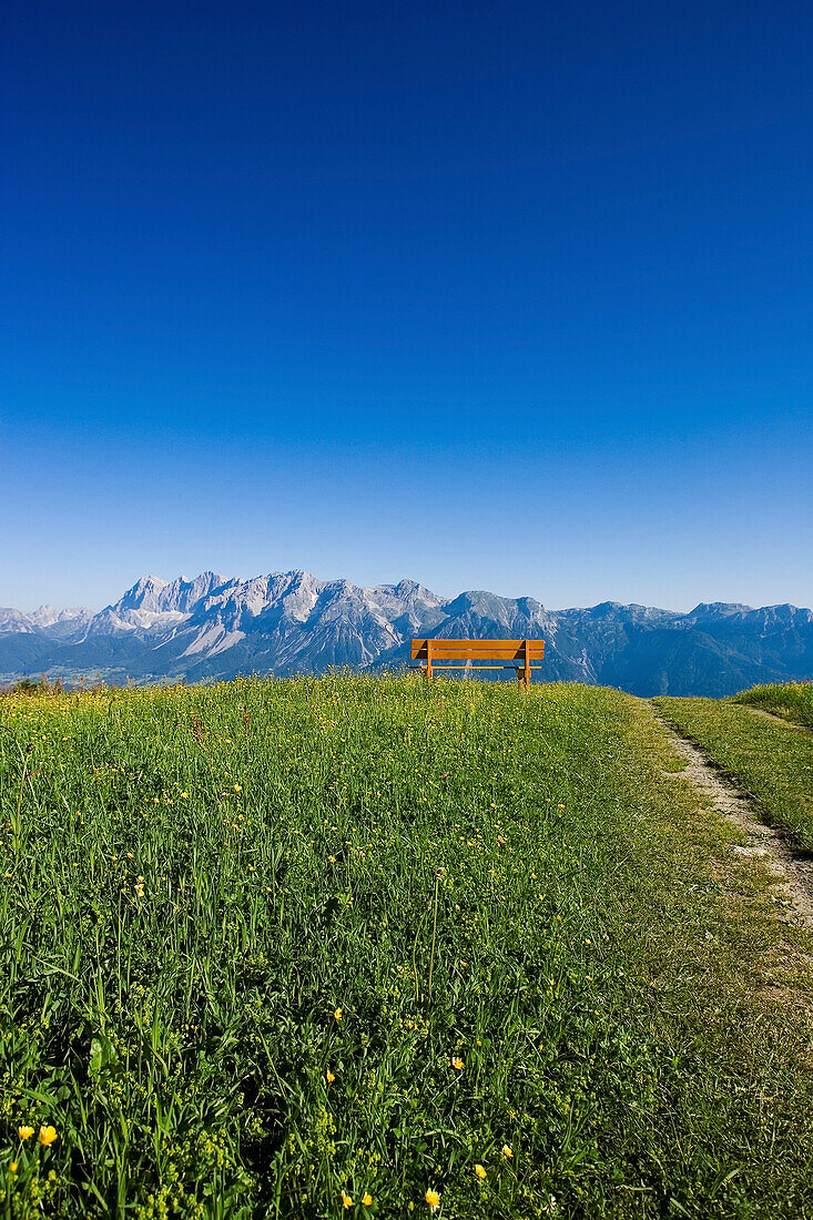 Bank auf der Planai, Dachstein im Hintergrund, Steiermark, Österreich