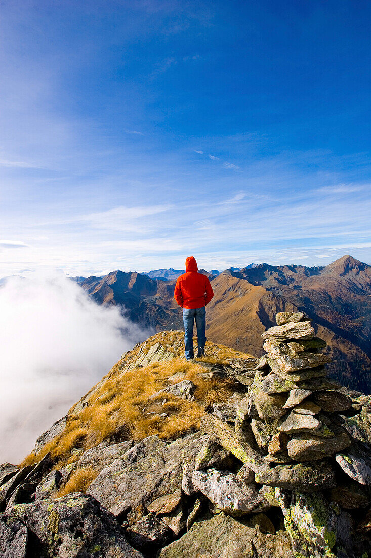 Wanderer betrachtet Aussicht vom Deneck, Schladminger Tauern, Steiermark, Österreich