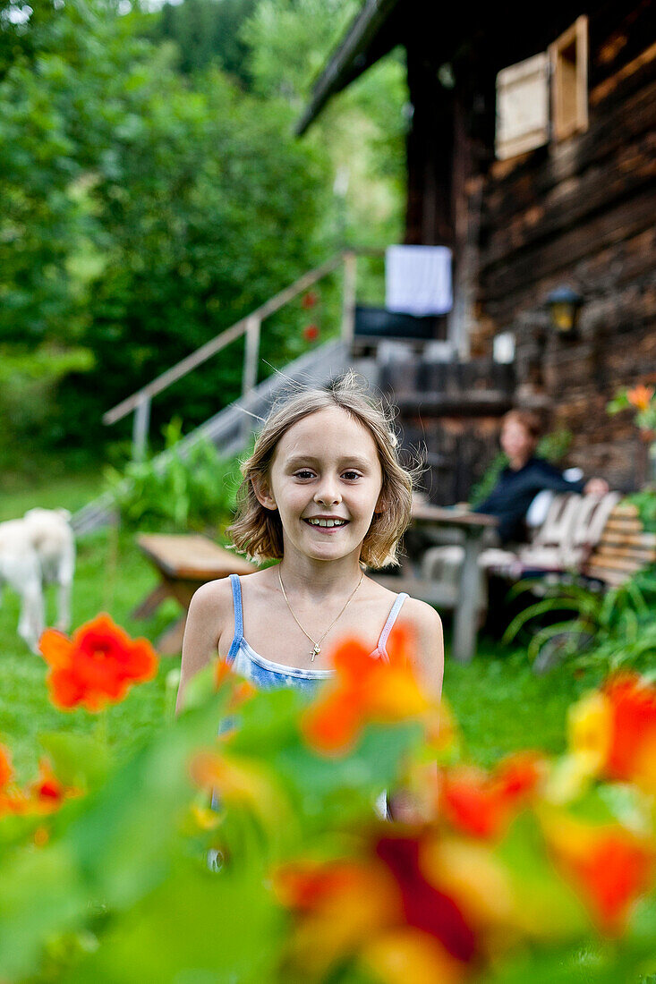 Mädchen lächelt in die Kamera, Steiermark, Österreich