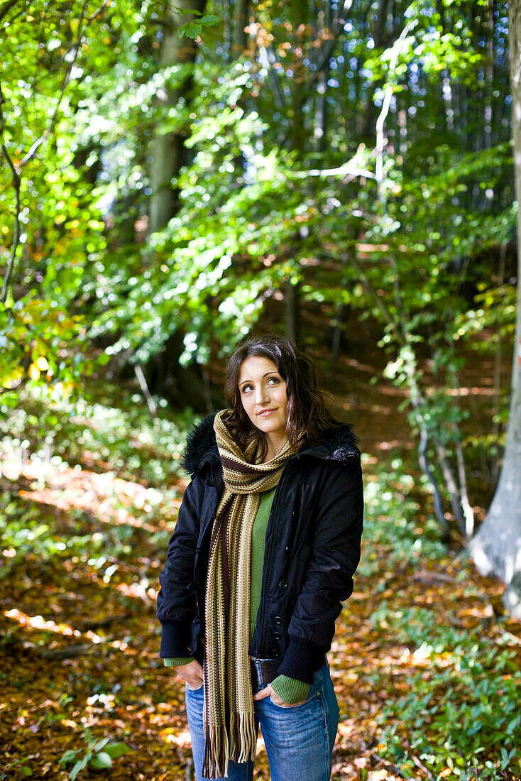 Junge Frau im Herbstwald, Steiermark, Österreich