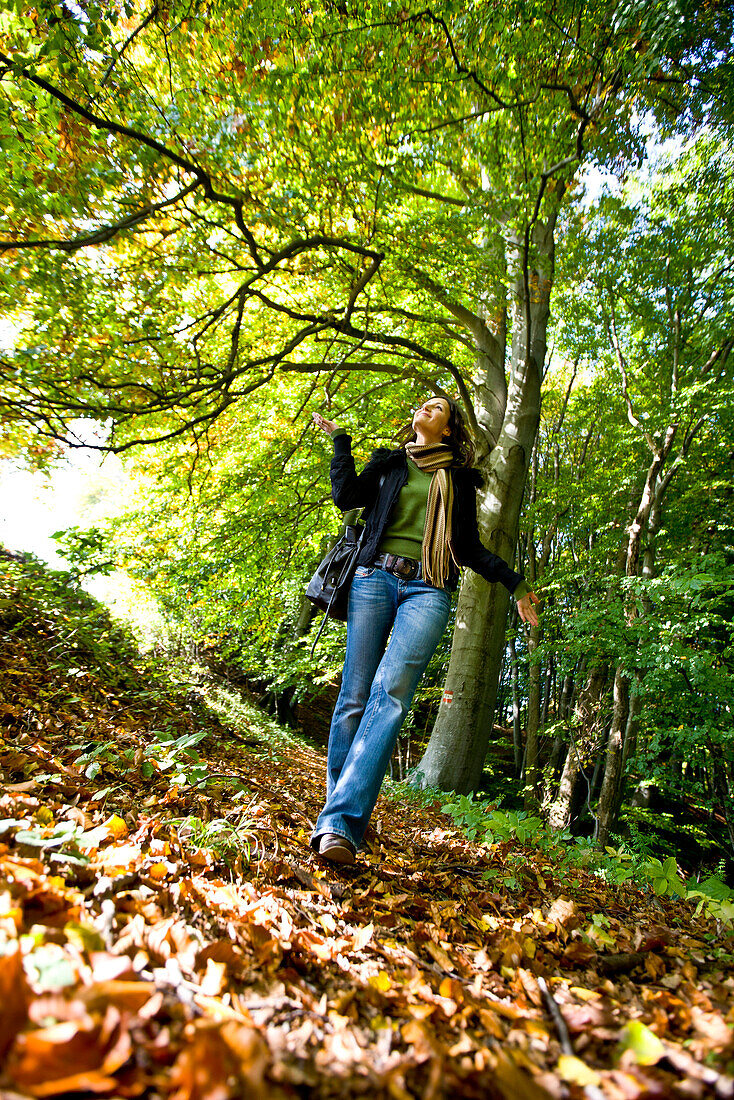 Junge Frau im Herbstwald, Steiermark, Österreich