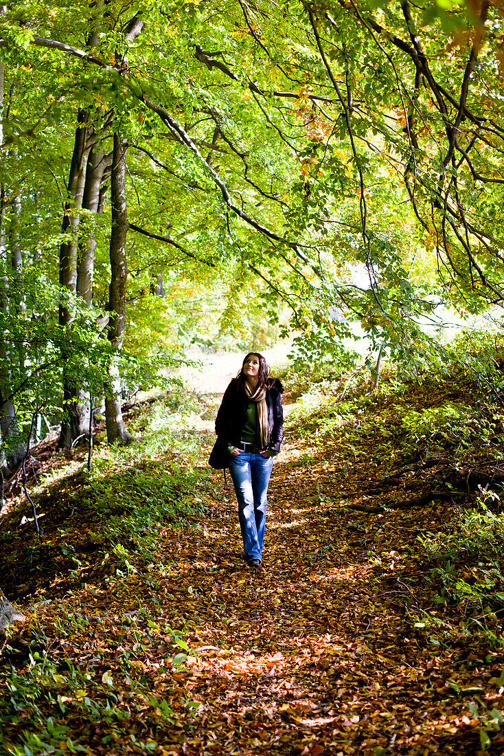 Junge Frau im Herbstwald, Steiermark, Österreich