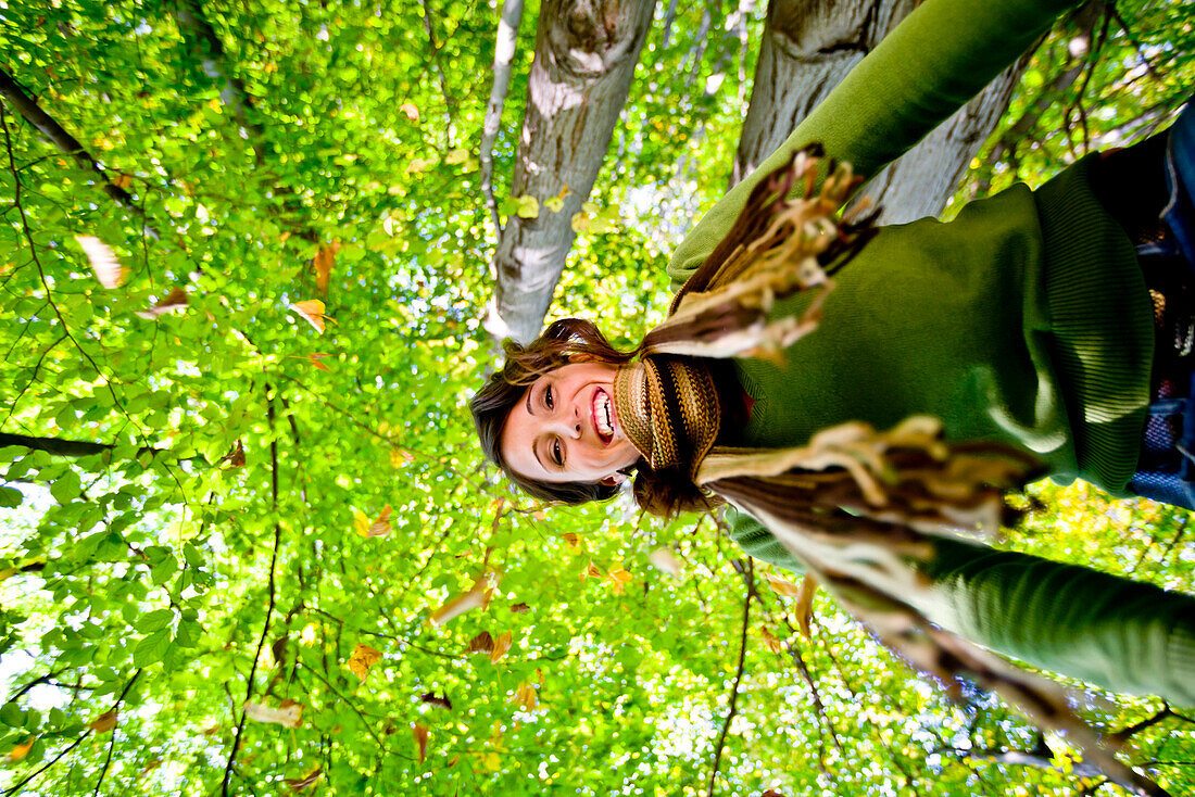Junge Frau lacht in die Kamera, Steiermark, Österreich